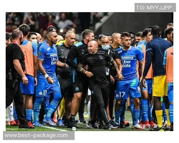 法甲极端球迷愤怒连败暴力袭击自家球员与总监引发恐慌